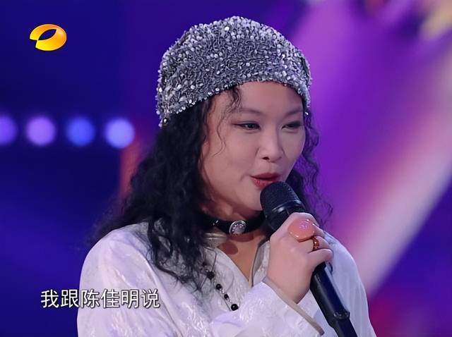 聊天一小时，许美静演唱会被喊退票，想学伍佰指挥粉丝唱却翻车？