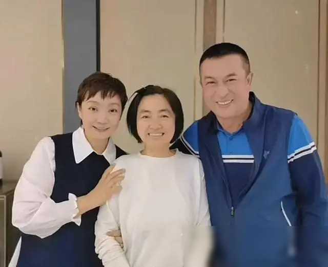 张嘉译一家外貌被误解,家庭背景与长相的反差!_陈浩民_生活_照片