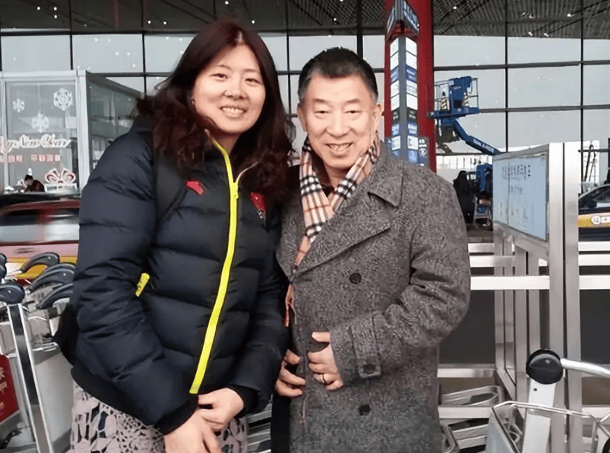 比李铁更贪!体坛大鱼带着世界冠军妻子一起捞金,3万块都不放过