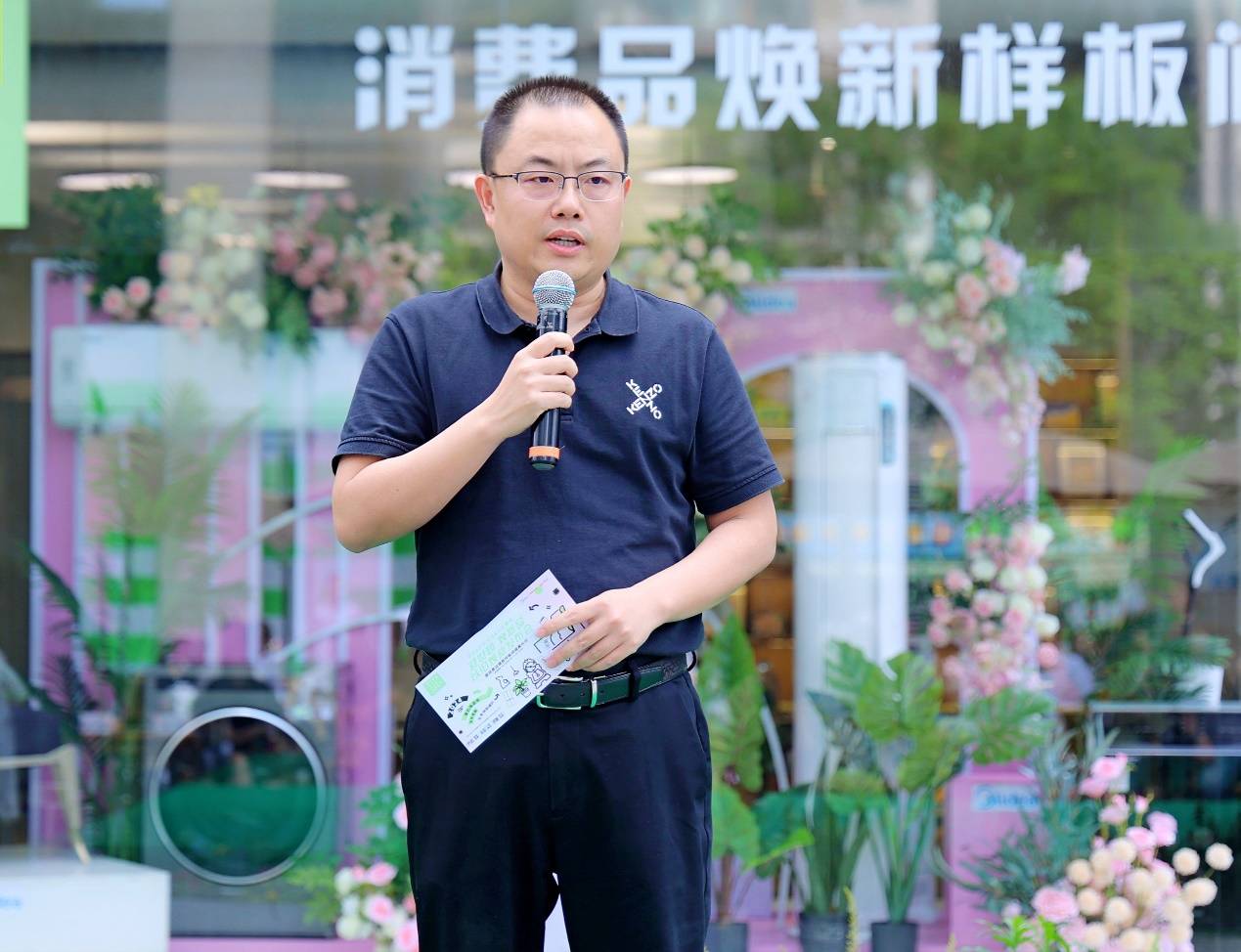 在现场的消费品焕新样板间市民刘先生与爱人一行就现场一款3499元的1.