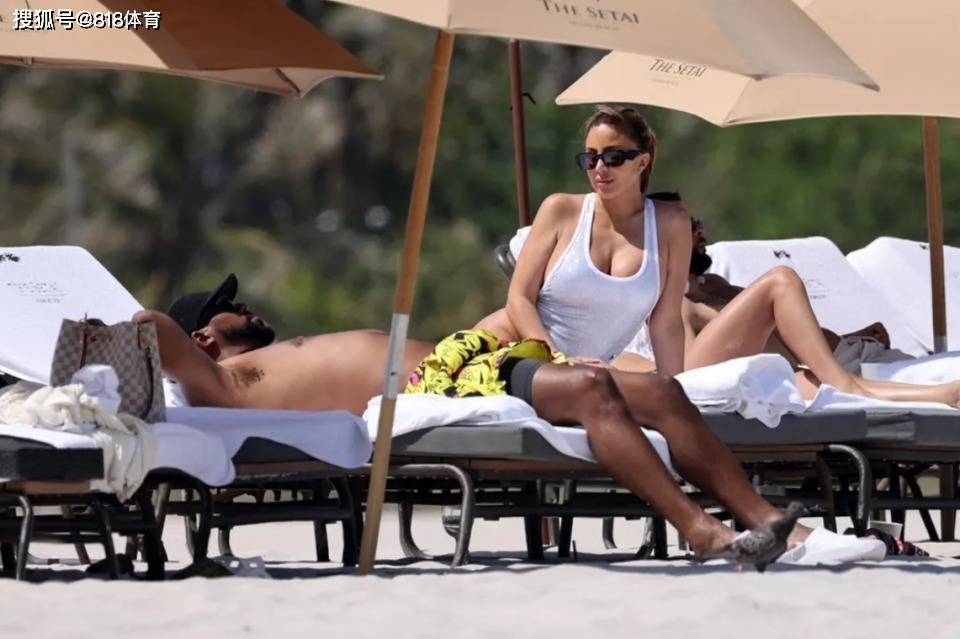 玩呢!49岁皮蓬前妻与33岁乔丹儿子再次复合,小乔海滩替女友抹防晒