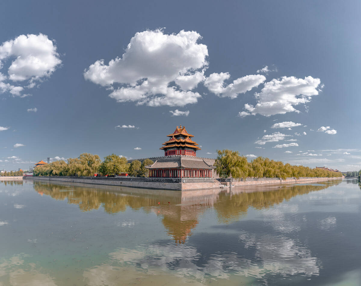 北海公园是北京古老,完整的皇家园林之一,恭王府是清朝的王府之一.