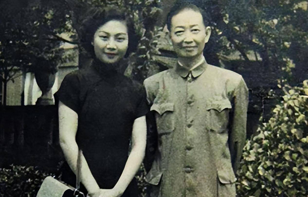 这个建议被福芝芳拒绝,因为梅兰芳在生前有提出要和王明华合葬一起,就