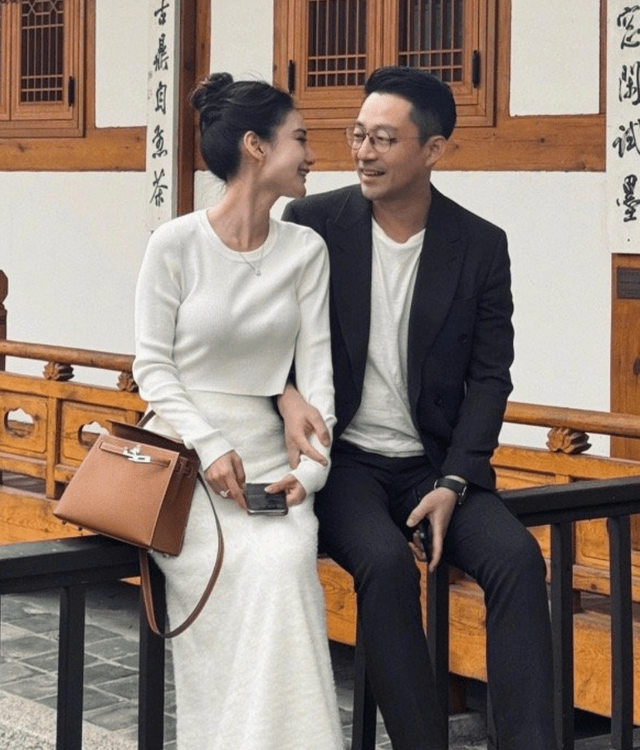 汪小菲带未婚妻看球赛,坦言mandy才是最美的美女,两人如胶似漆