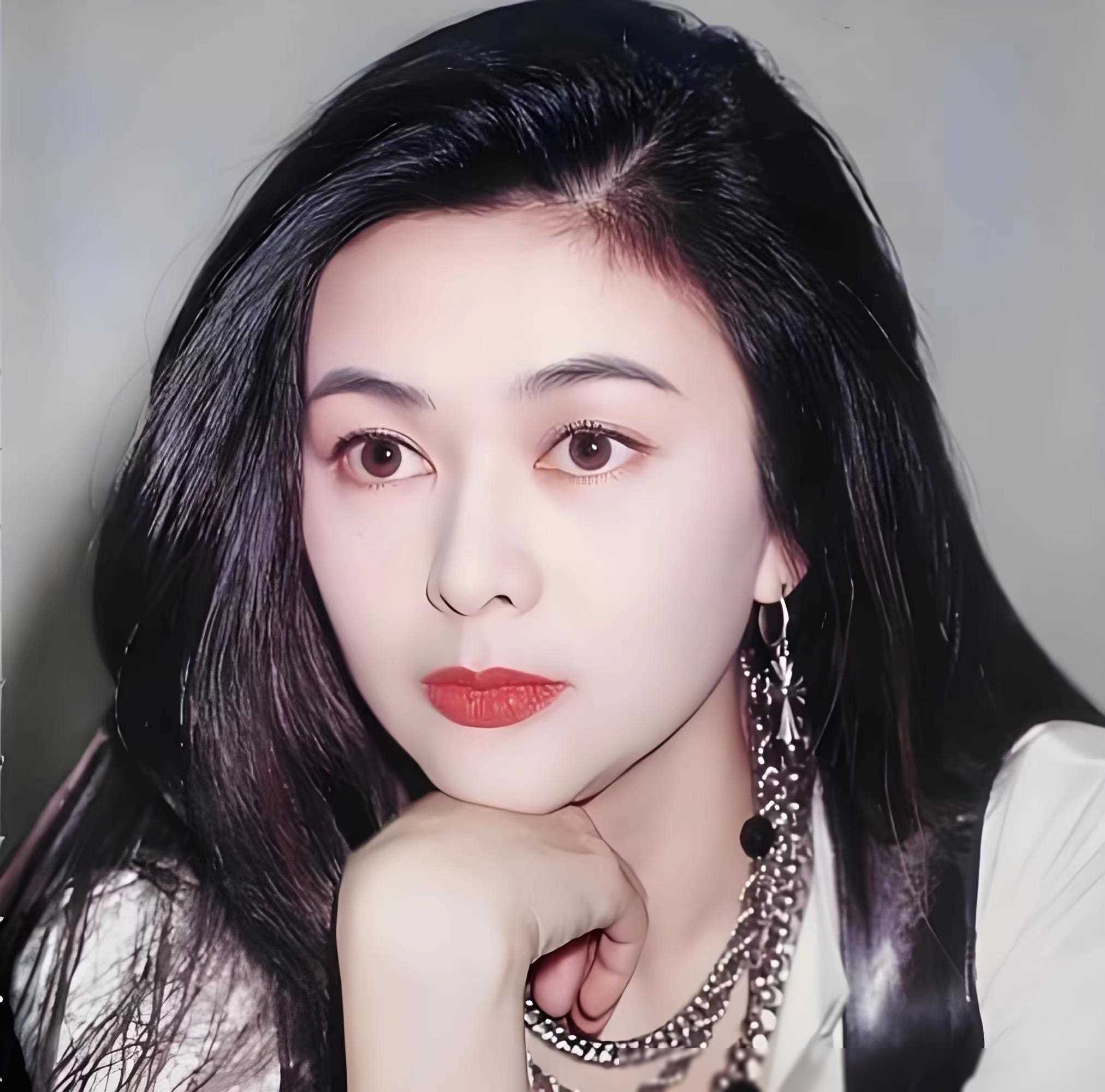 关之琳早年比基尼照引发争议,网友:这才是正常审美观