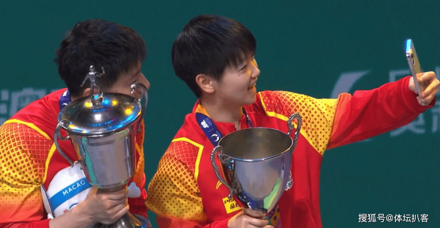 孙颖莎夺冠后,谁注意到王楚钦的表情:激动鼓掌点头,看哭了!