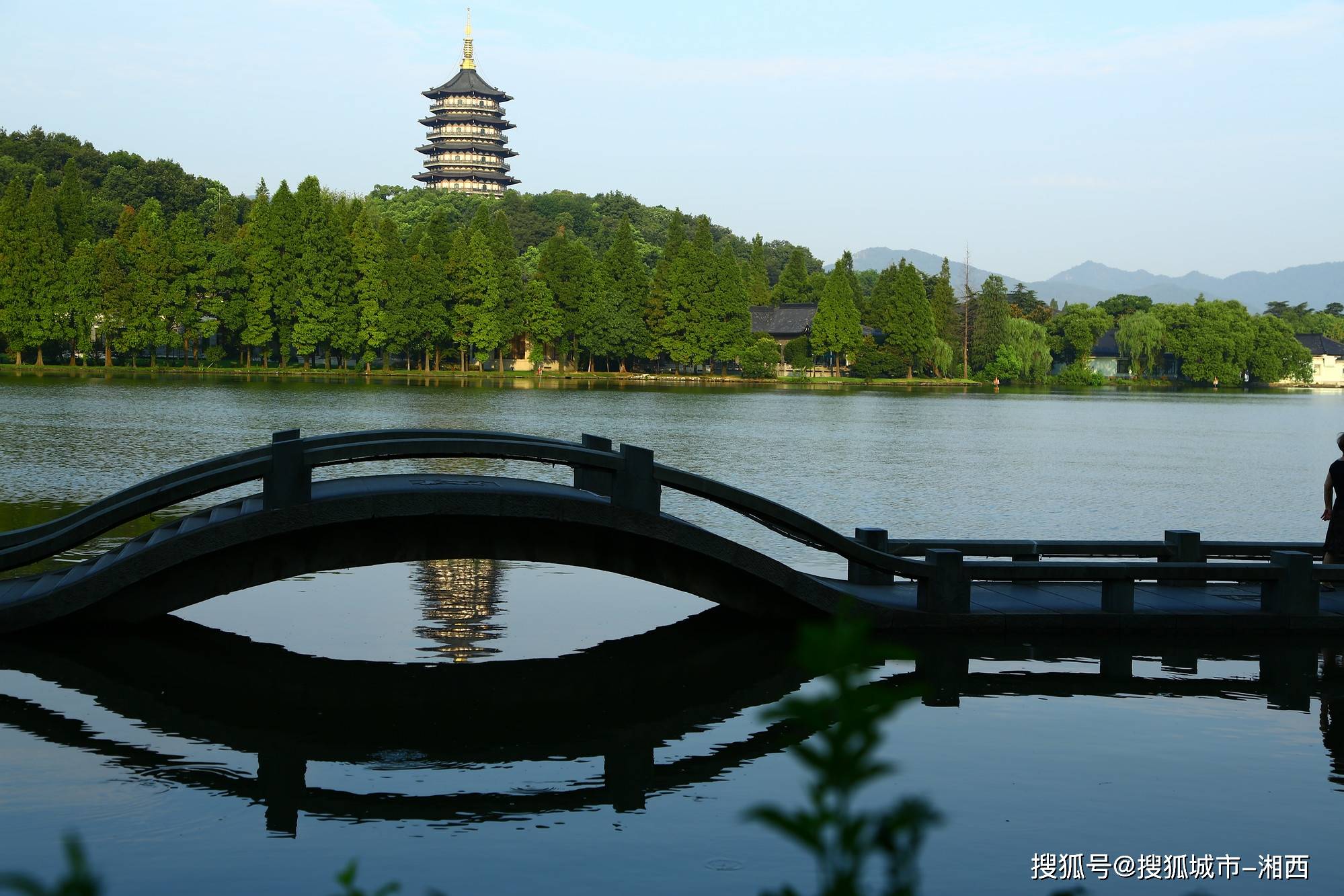 注:西湖很大,一定要坐船,西湖游船(路线:五公园码头7915三潭印月