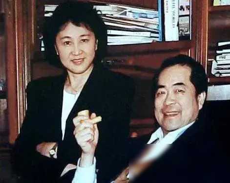 范曾被楠莉吸引:已婚三娃仍引人瞩目,再婚带娃依旧吃香