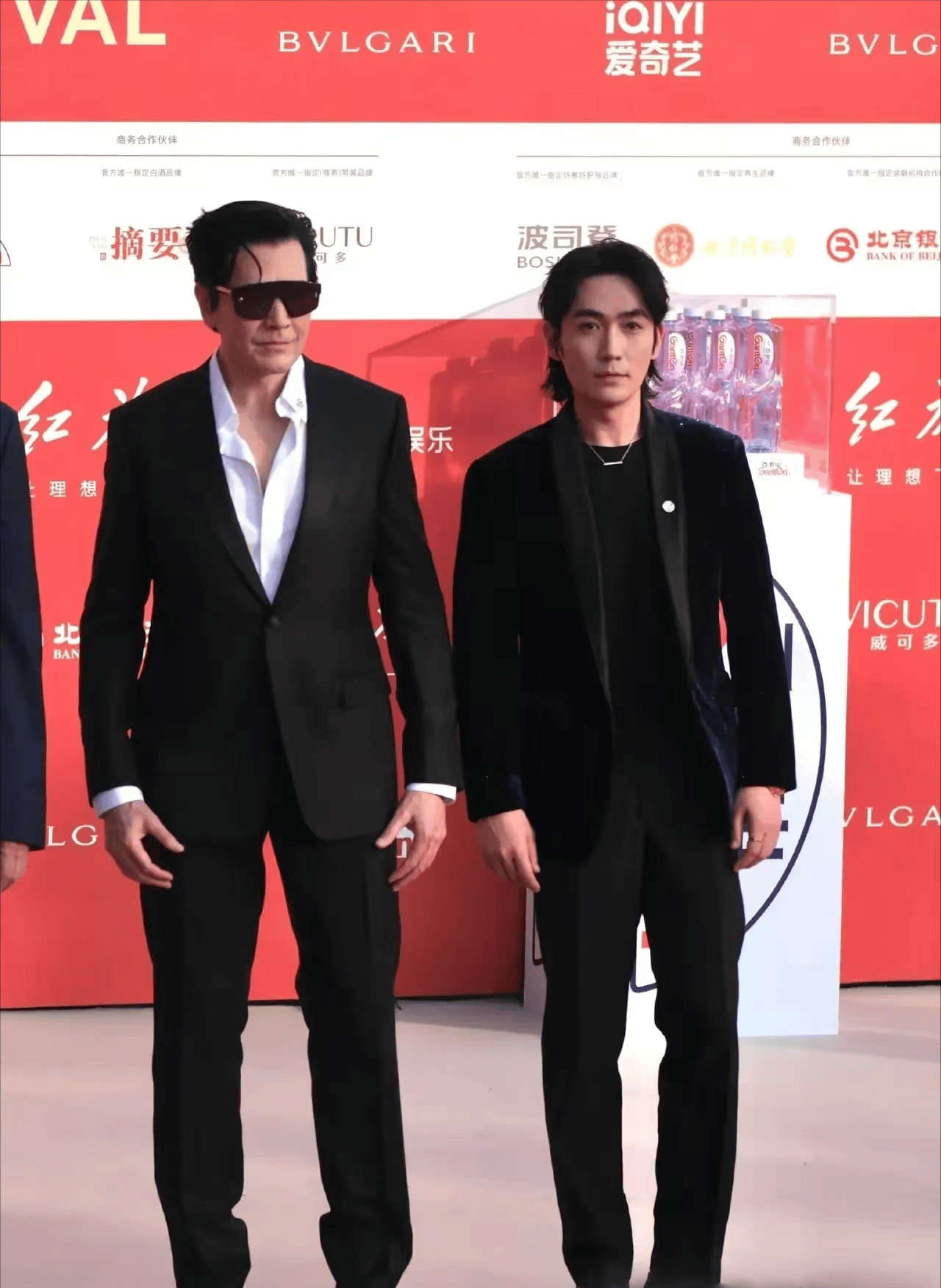 这一夜,63岁费翔秒了36岁朱一龙,才知道啥是身高带给男人的霸气