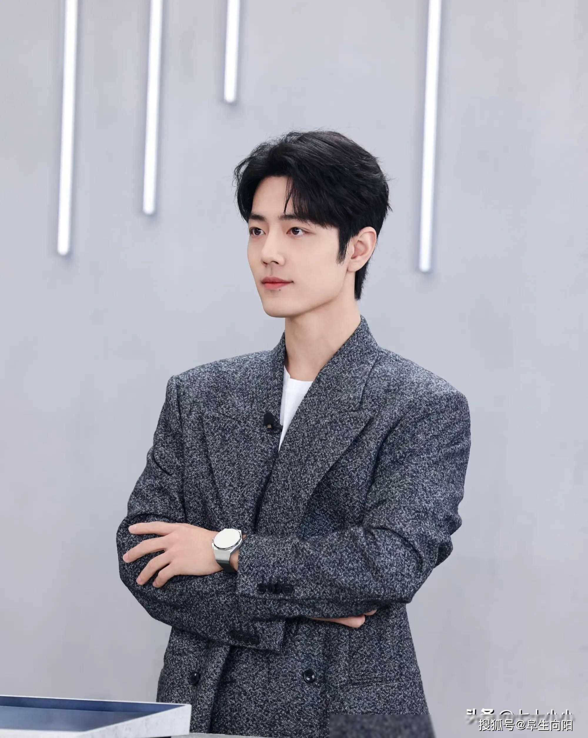 横店高温度,肖战依旧裹羽绒服,展现不屈硬刚风采