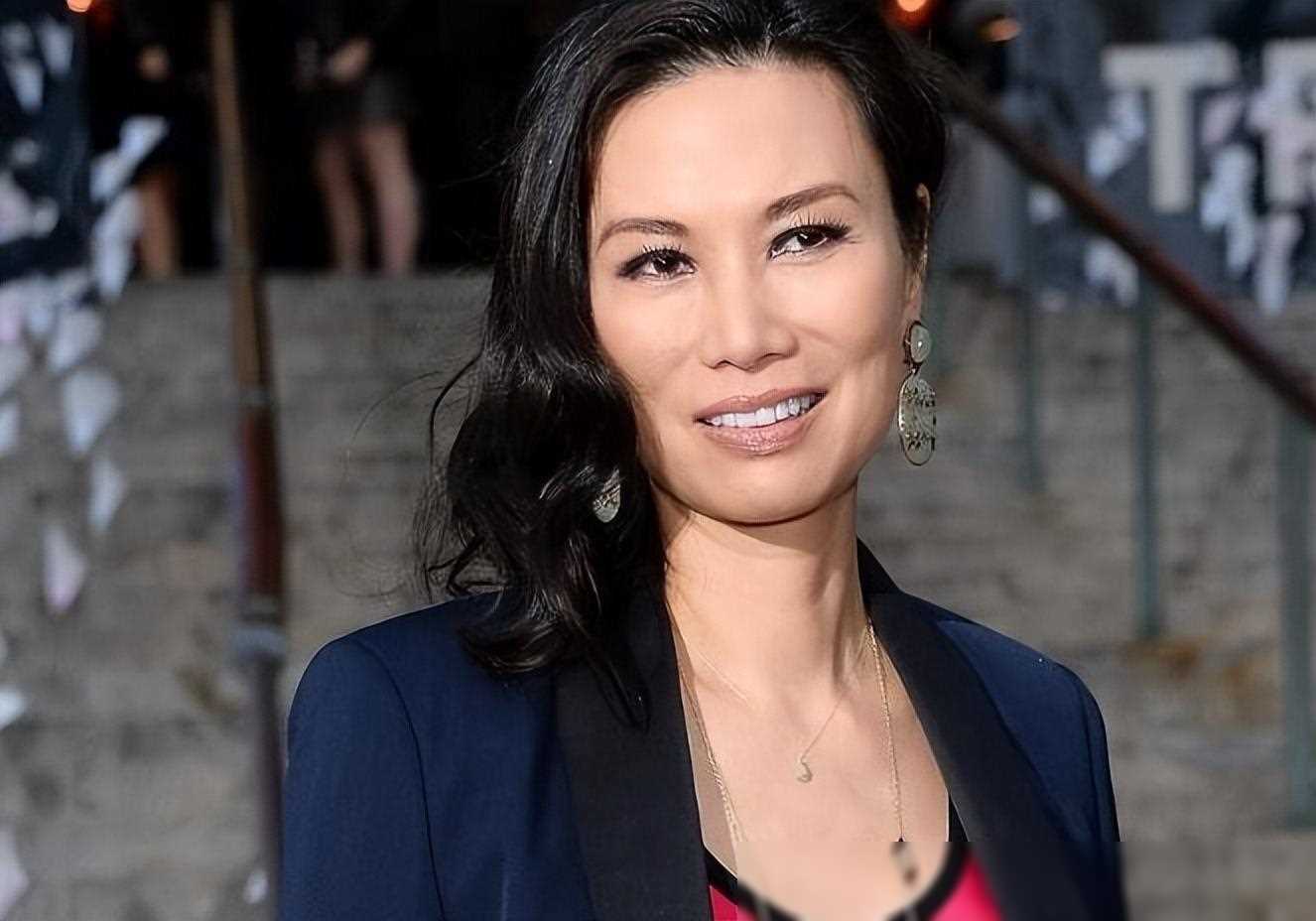 邓文迪:智慧与财富并存的水晶裙女王