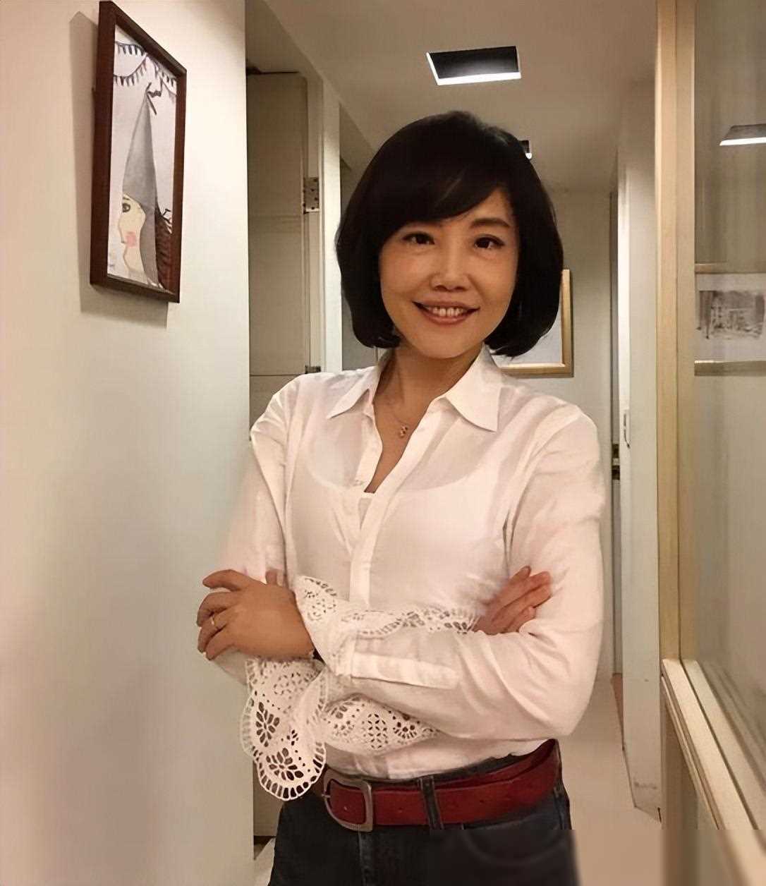 央视尹乃菁重新出山引发热议,网友反应不一