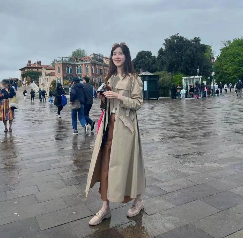 路人拍到章泽天不化妆反倒清纯干净,比很多女明星颜值都高,穿着素雅