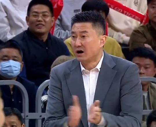 闫军抢戏!广东队无惧吹罚,5打8又如何,压制广厦男篮