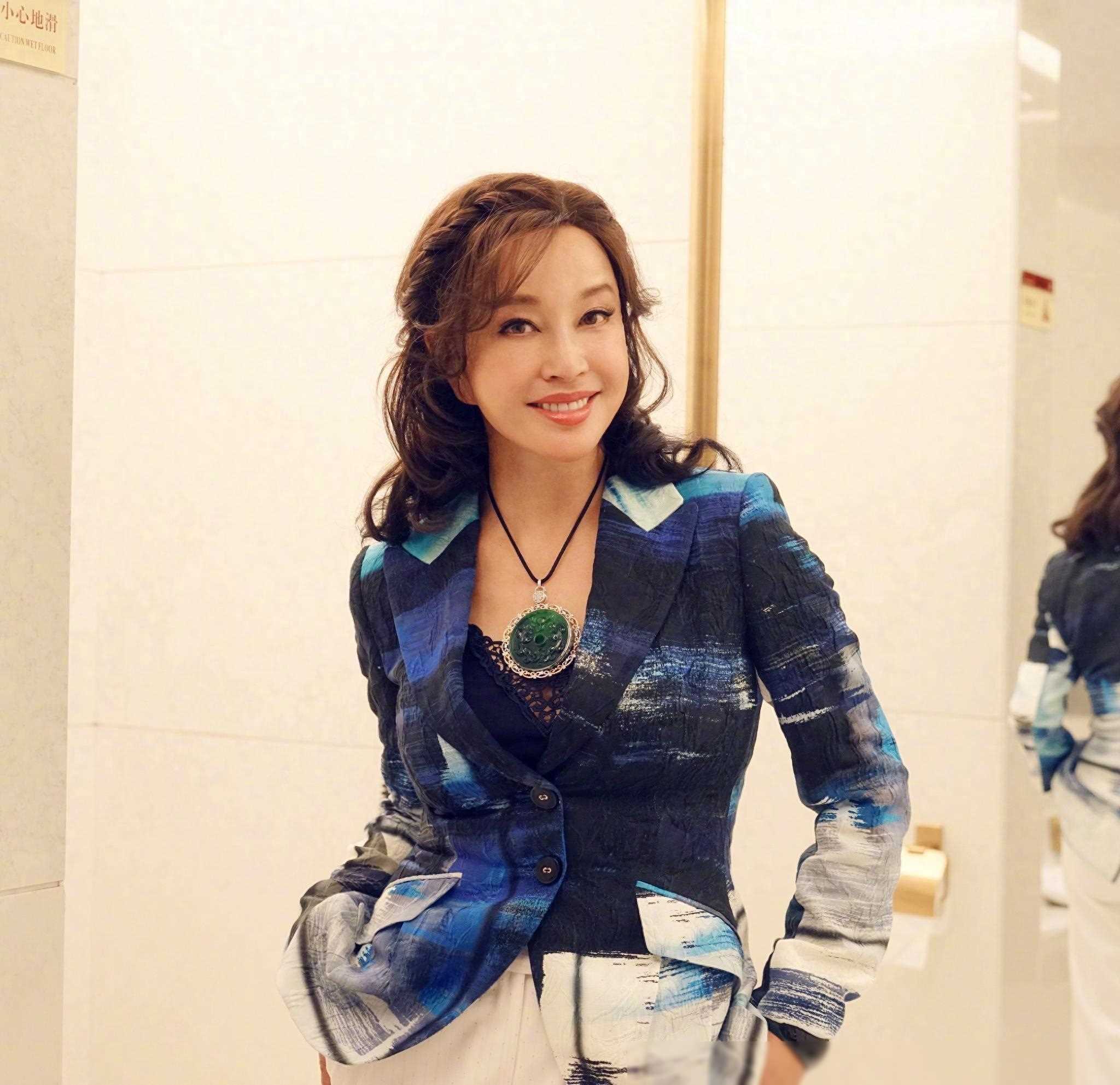 身边异性不断,玩乐一生的刘晓庆现形记,她的生活秘籍_自由_人生_故事