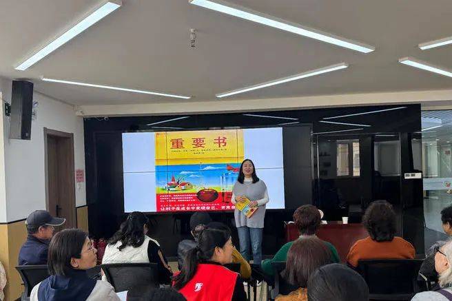 活动邀请了崂山区图书馆经验丰富的老师天晴作为领读人,带领居民阅读