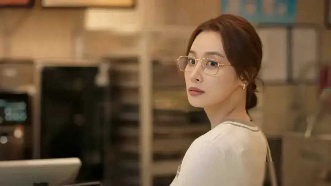 戴眼镜的隆妮高光时刻瞬间:人间尤物