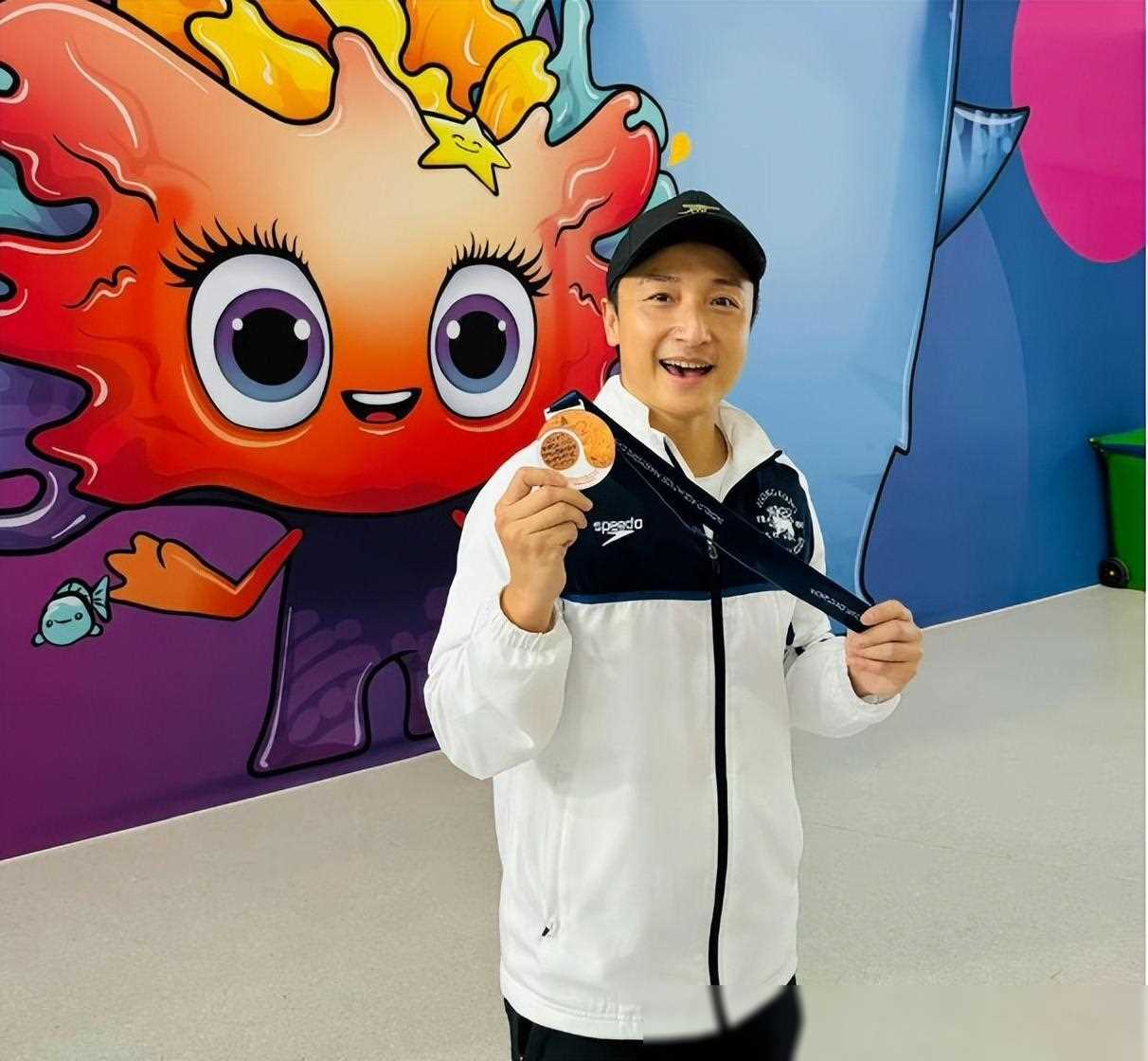 方力申称女友单纯大方,爱她胜过金钱与欲望,不介意过往