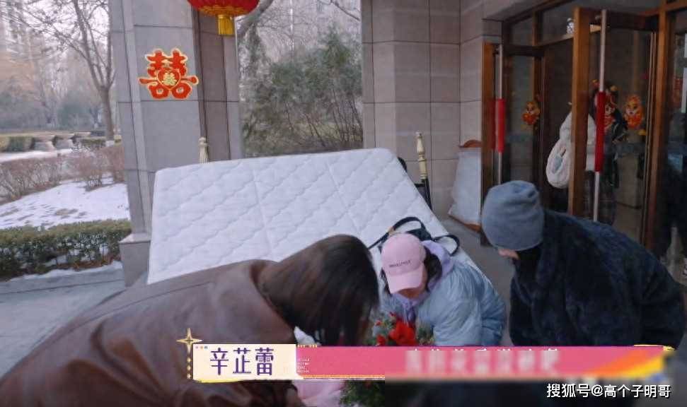 蕾子姐一上场就开始表演小节目,这可是因为大家都要聚在秦岚北京的家