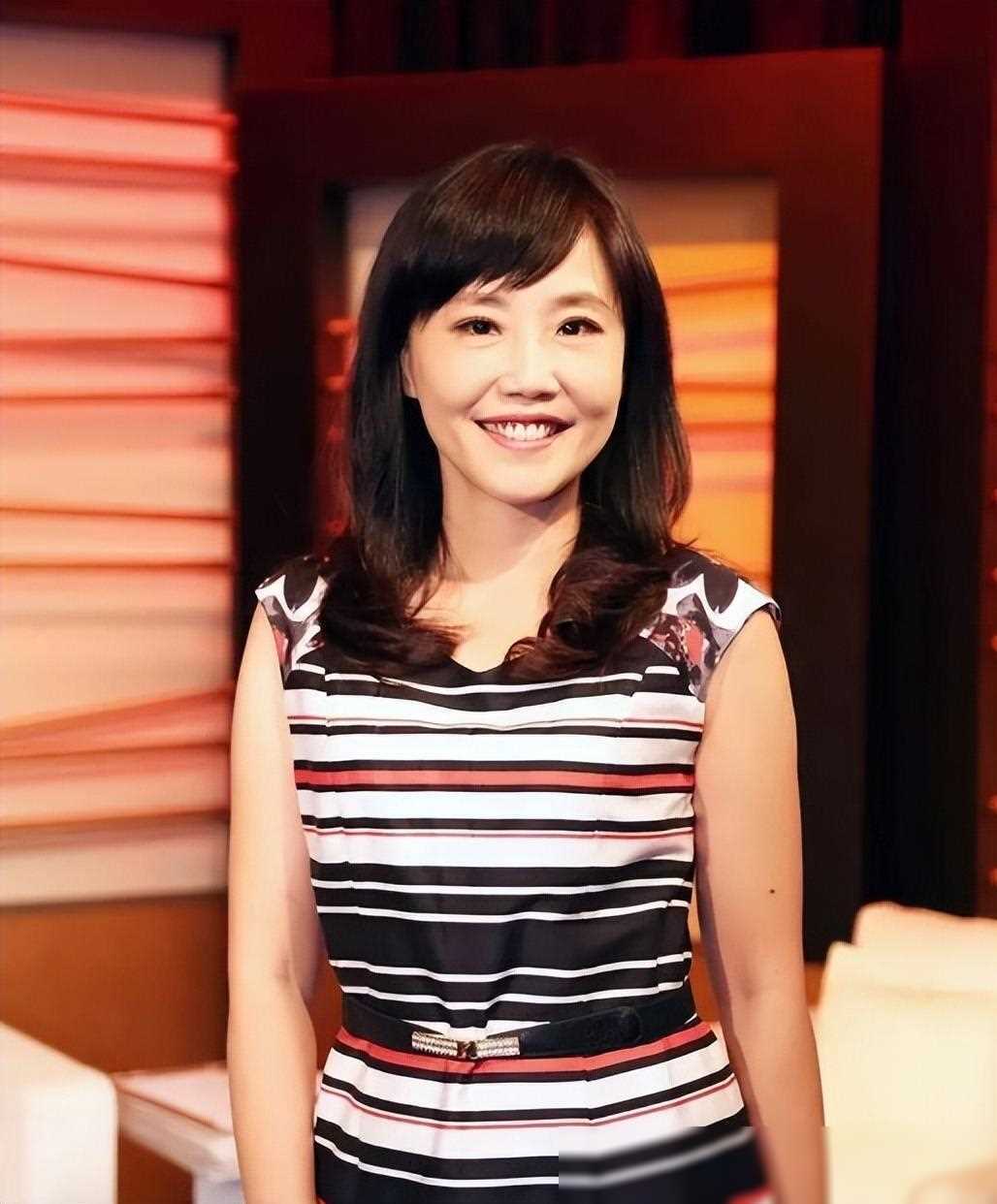 央视尹乃菁再登场,网友看法有分歧