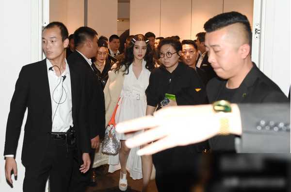 央视怒批后仍我行我素!女子出行带保镖助理,网友:难以置信