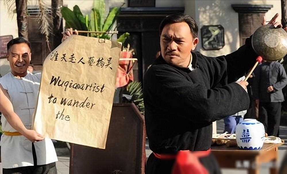 与此同时,王绘春的个人生活也备受关注,尽管长相与申军谊相似,但他与