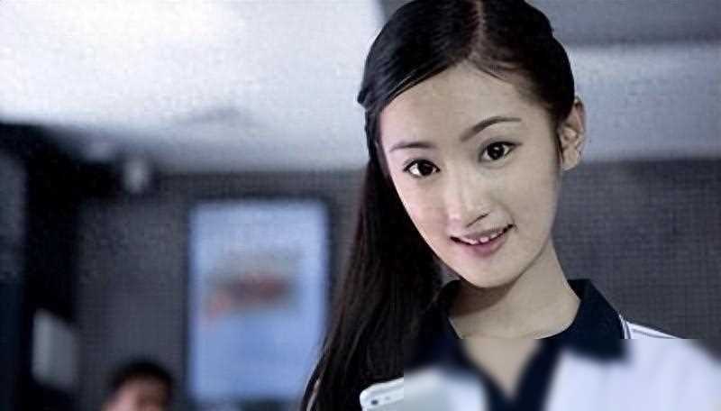 故事要从一个普通的少女开始说起,周莹,一位笑容如花,才华横溢的小