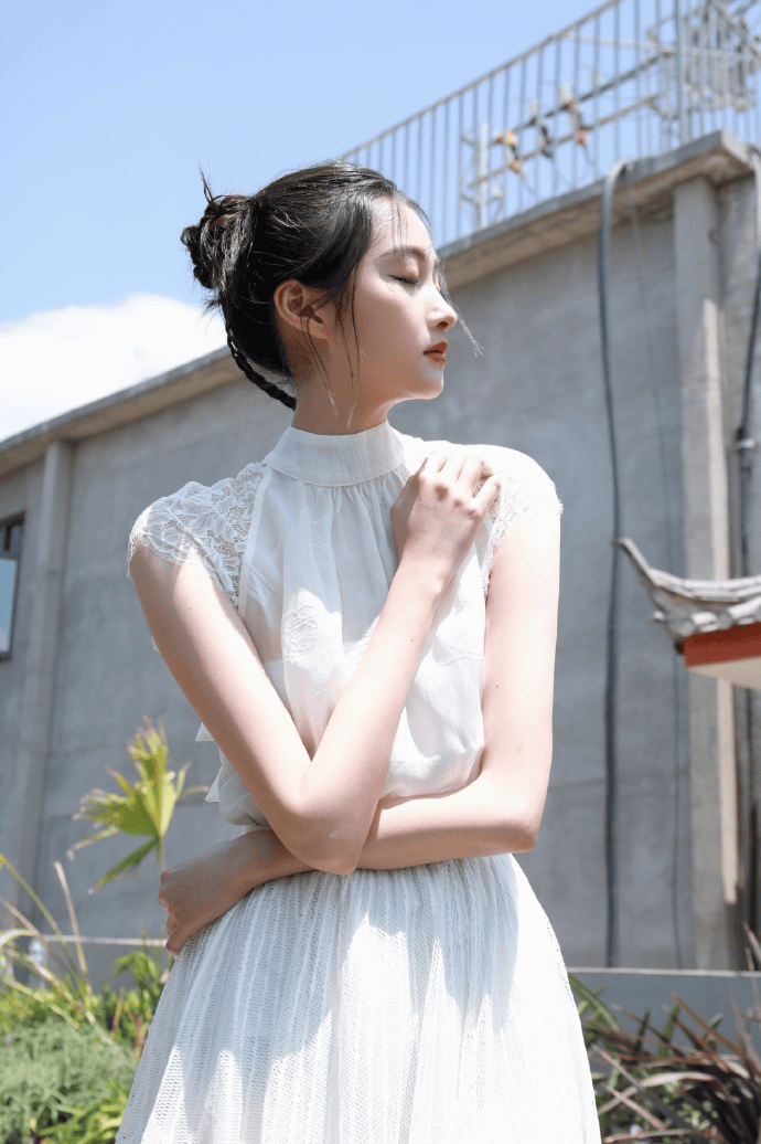 关晓彤晒照清纯甜美似初恋,与鹿晗感情甜蜜惹人羡,粉丝催促进组拍戏