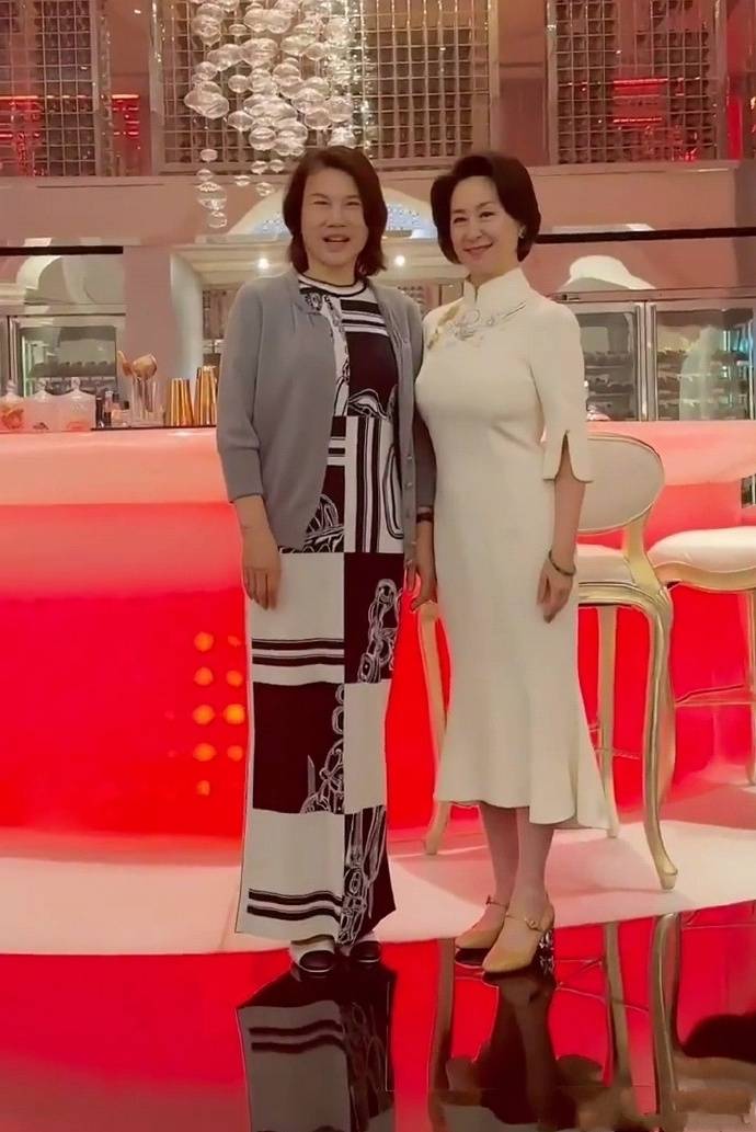 又被何超琼美到了,穿休闲上衣短裙超精致,丝巾很美起到点缀作用