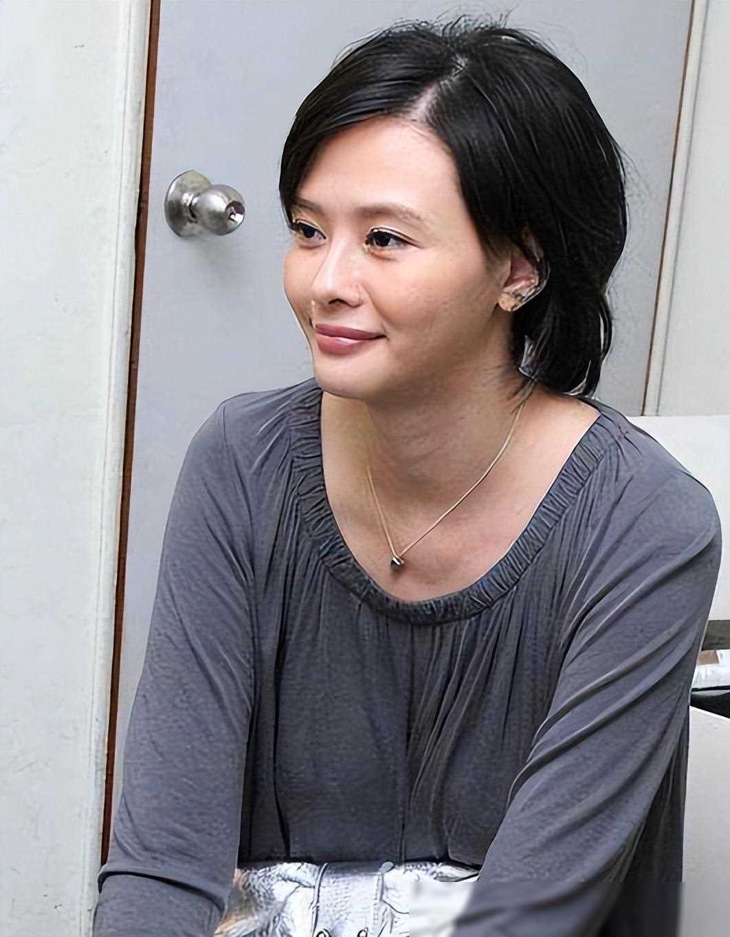 央视尹乃菁再登场,网友看法有分歧