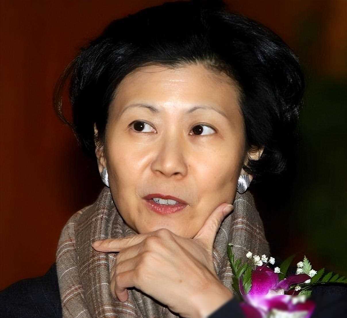 李嘉诚女友参加宴会,黑框眼镜显年轻,与梁洛施境遇相同