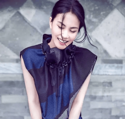 王菲55岁还没白头发,不打算做试管婴儿,在谢霆锋面前小鸟依人