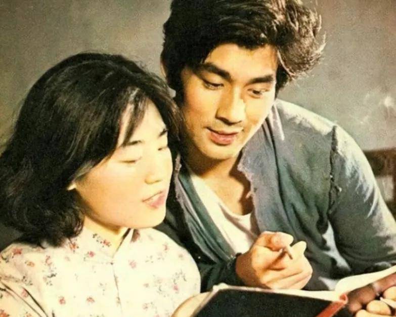 演员丛珊:与国外丈夫分手后,带着儿子嫁导演,60岁依旧