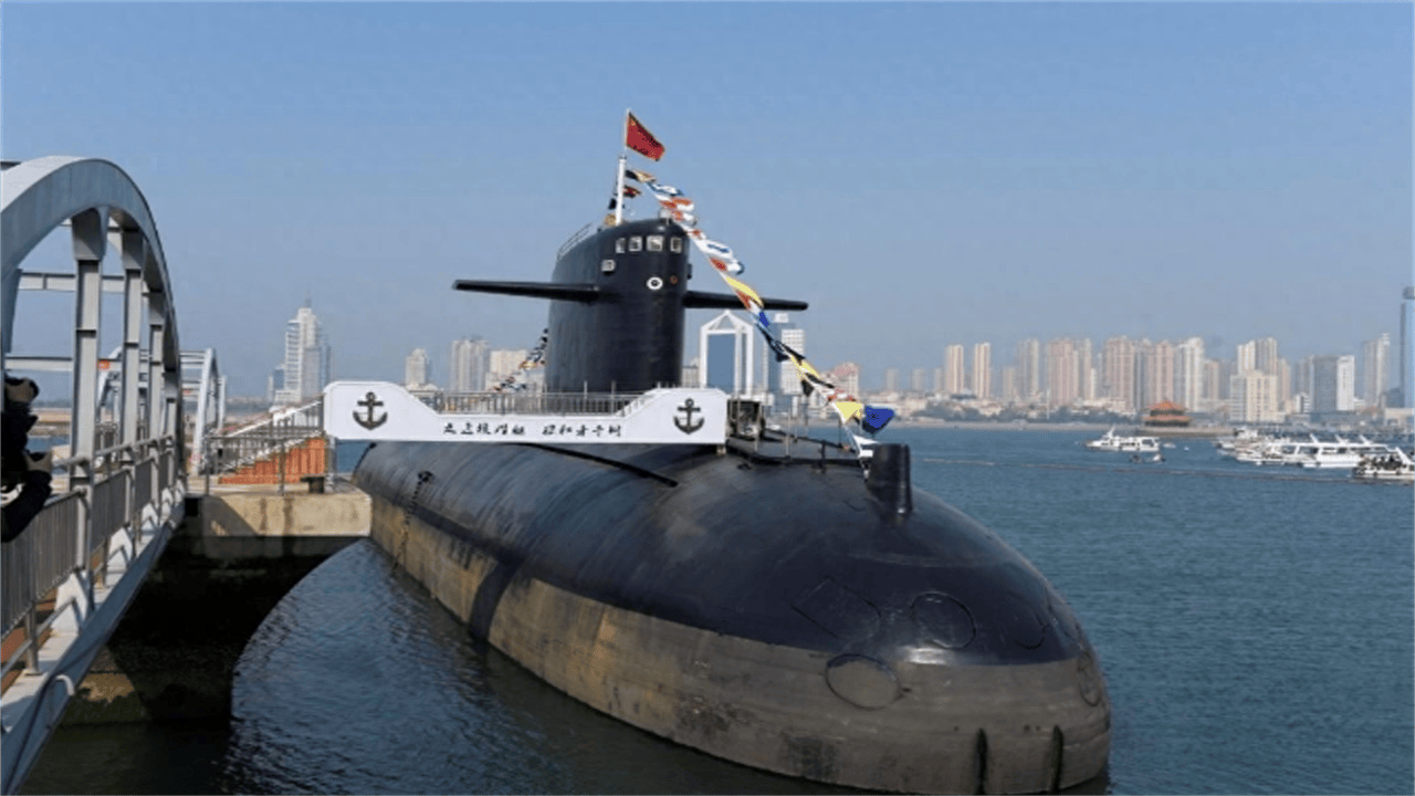 青岛码头,一艘神秘核潜艇引起关注,浑身6万多个零件手工完成