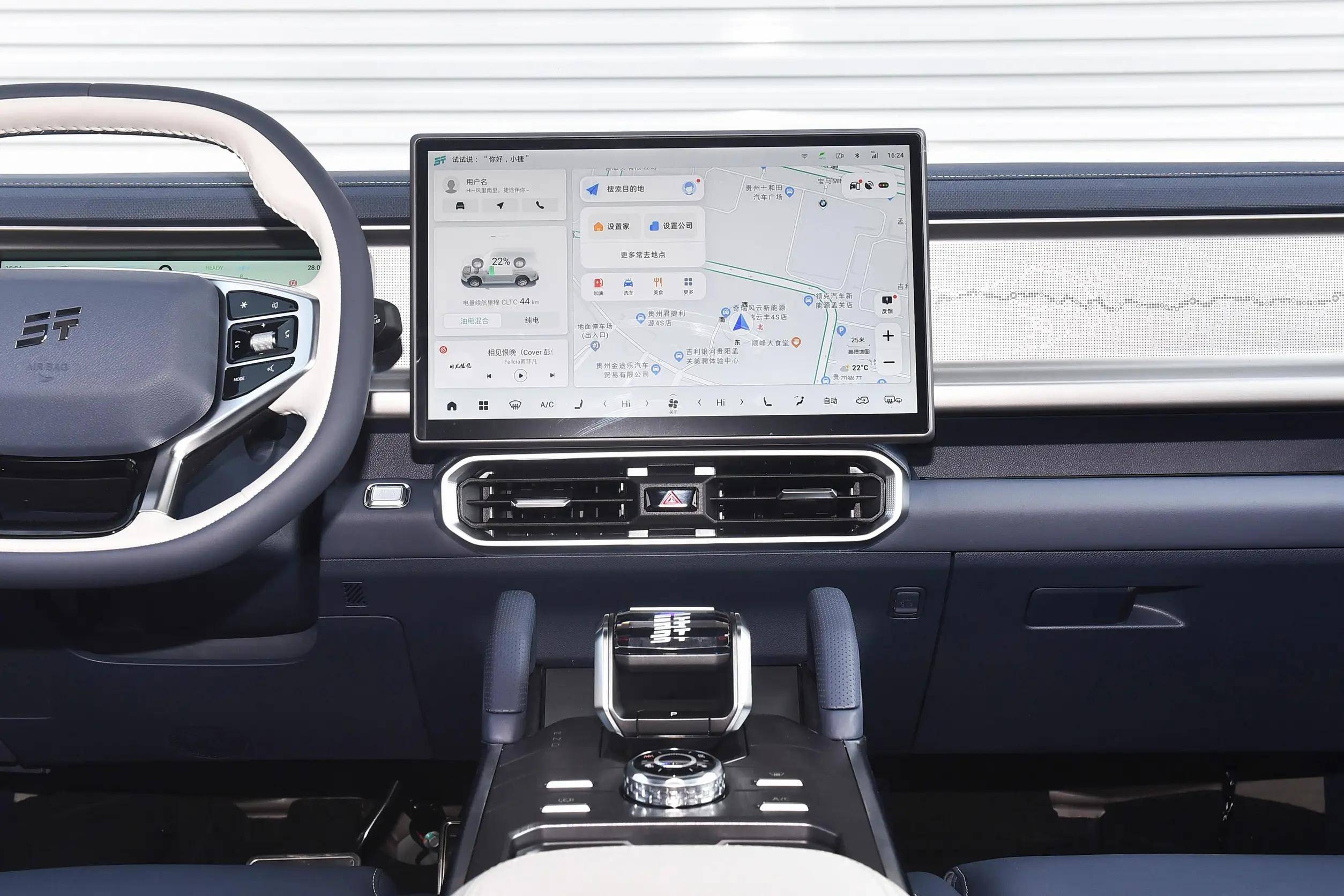 内饰设计部分,捷途山海t2中控台区域搭载了四幅式平底方向盘,10.