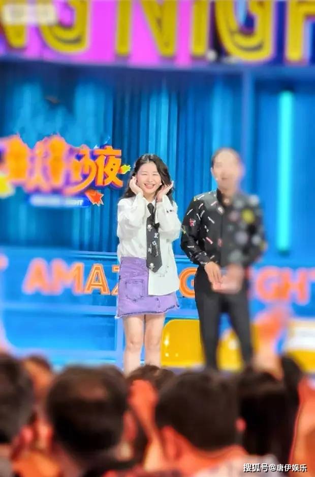 金靖官宣怀孕后首开工，紫色短裙亮相综艺，笑谈全场气氛佳-金靖已婚?