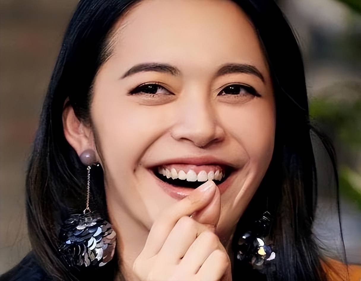 姚晨说跟闫妮坐电梯时被困在里边了，网友：这样舆论引导真的好吗