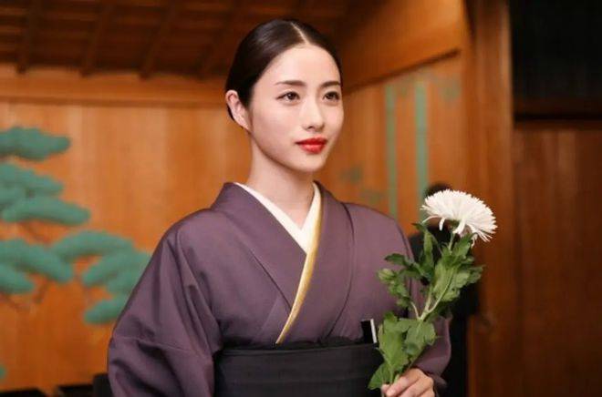 新垣结衣在结婚生子后回归,也在电影《正欲》中尝试了特殊的恋水