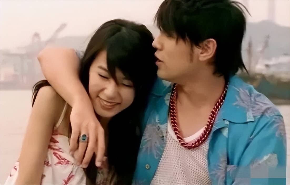 由此可见,这个女人真没那么简单,selina前夫张承中更是毫不客气的撕下