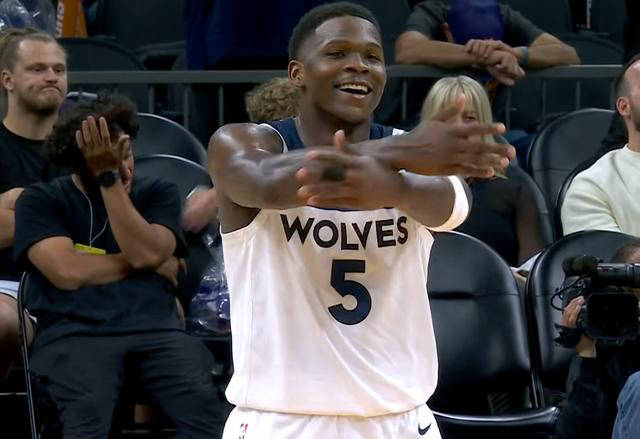 爱德华兹36分助森林狼大胜太阳,球迷高喊沃格尔下课