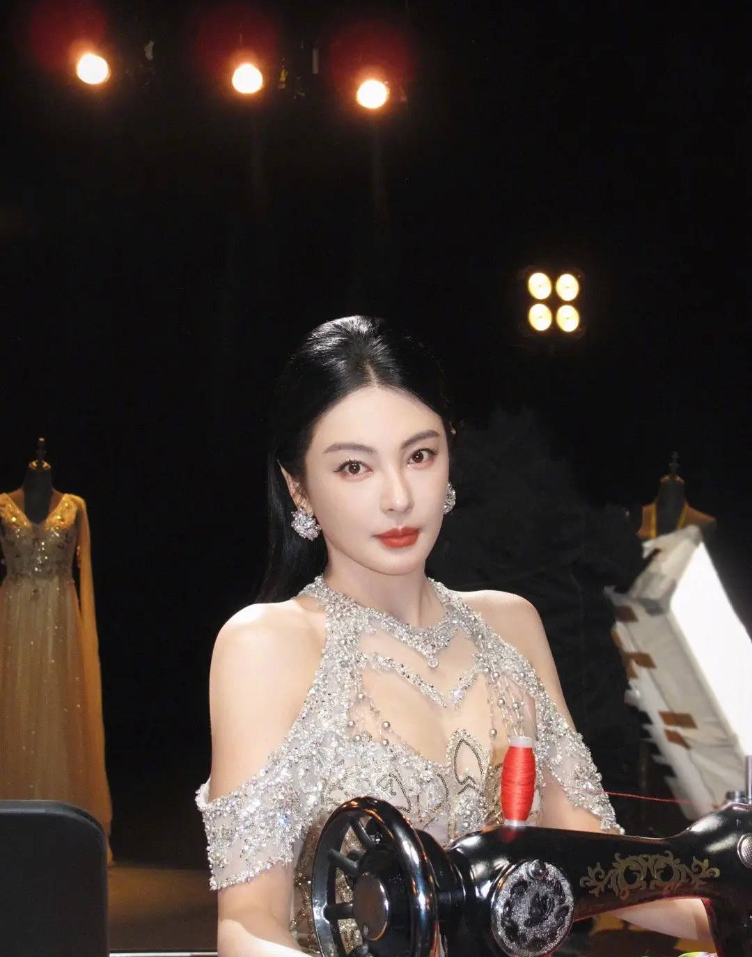 张雨绮穿碎钻长裙妆容精致 脚踩缝纫机荒诞又反差搜狐大视野搜狐新闻