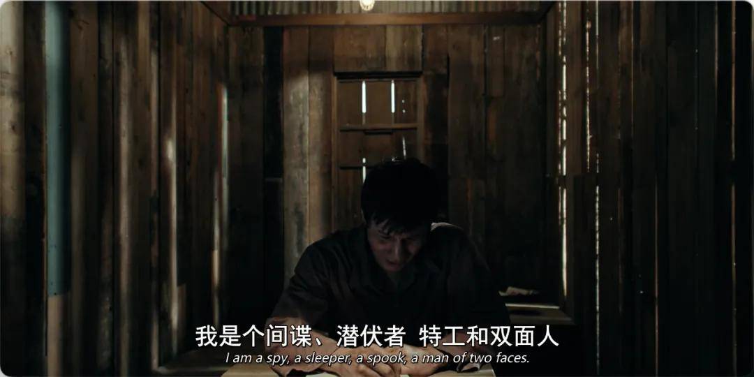 他拥有越南人的脸庞,西方人的蓝色眼珠.