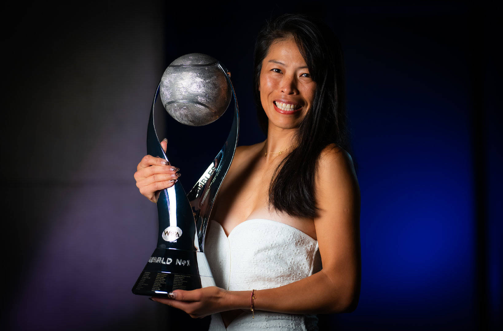 时隔十年再登项!中国网球名将捧起世界第一奖杯,月均收入超百万
