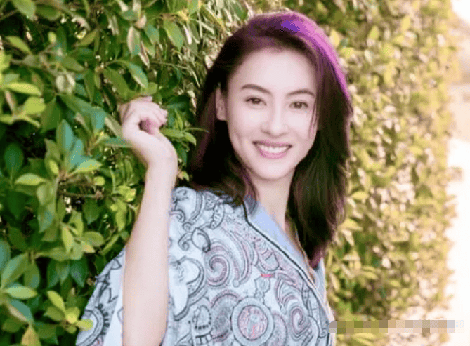 张柏芝录节目偶遇谢霆锋,两人对视后未说话转身离去,张柏芝的眼神还爱