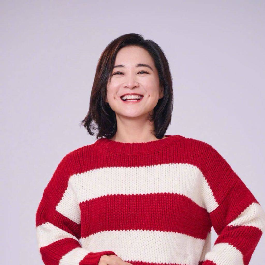 贾玲本人也换上了新头像,红白条纹上衣,笑的很开心.