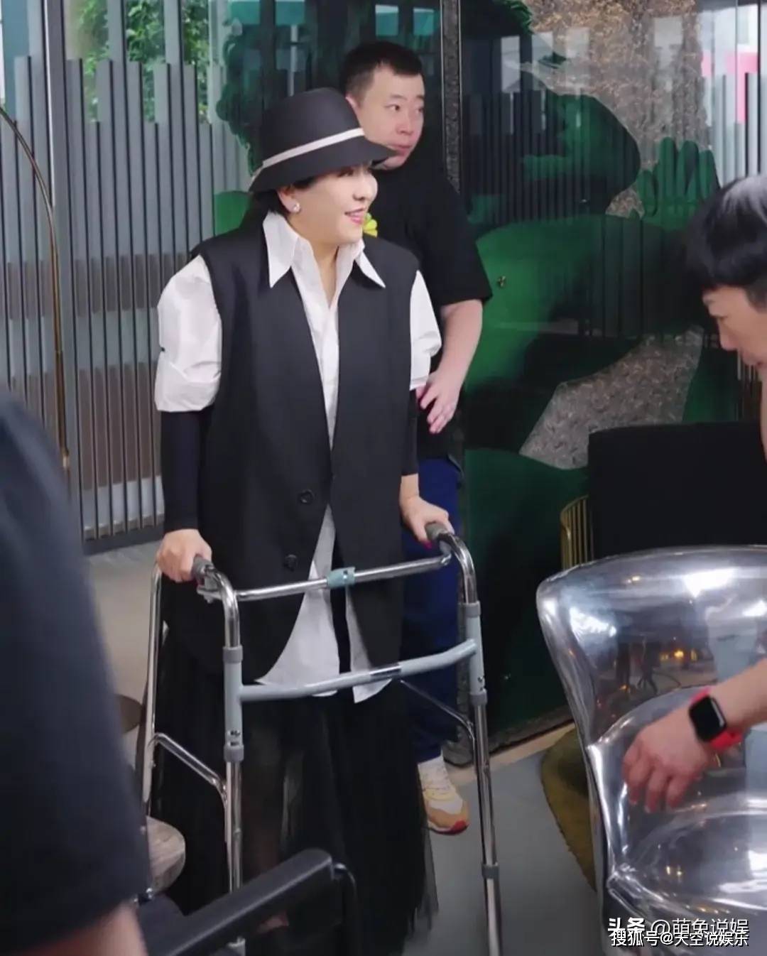 李连杰近照:携女儿看望向太,面色红润状态佳,24岁女儿身材高挑_李真好