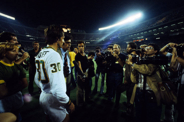 然而,世界上最伟大的球员之一在美国被视为足球雇佣兵,他从一个