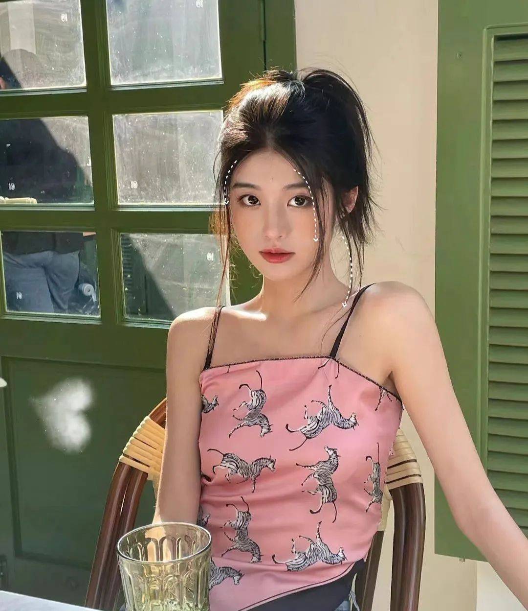 通过巧妙的剪裁使得整个发型既显得端庄大气又不失时尚感