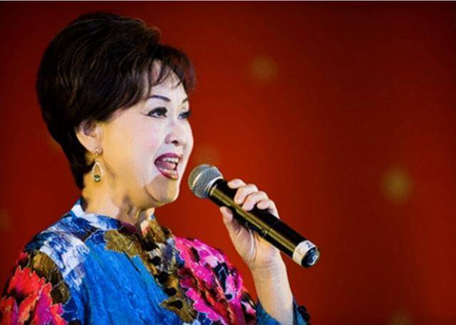 她是歌手也是李谷一女儿,曾25次登上春晚舞台,今52岁还孑然一身