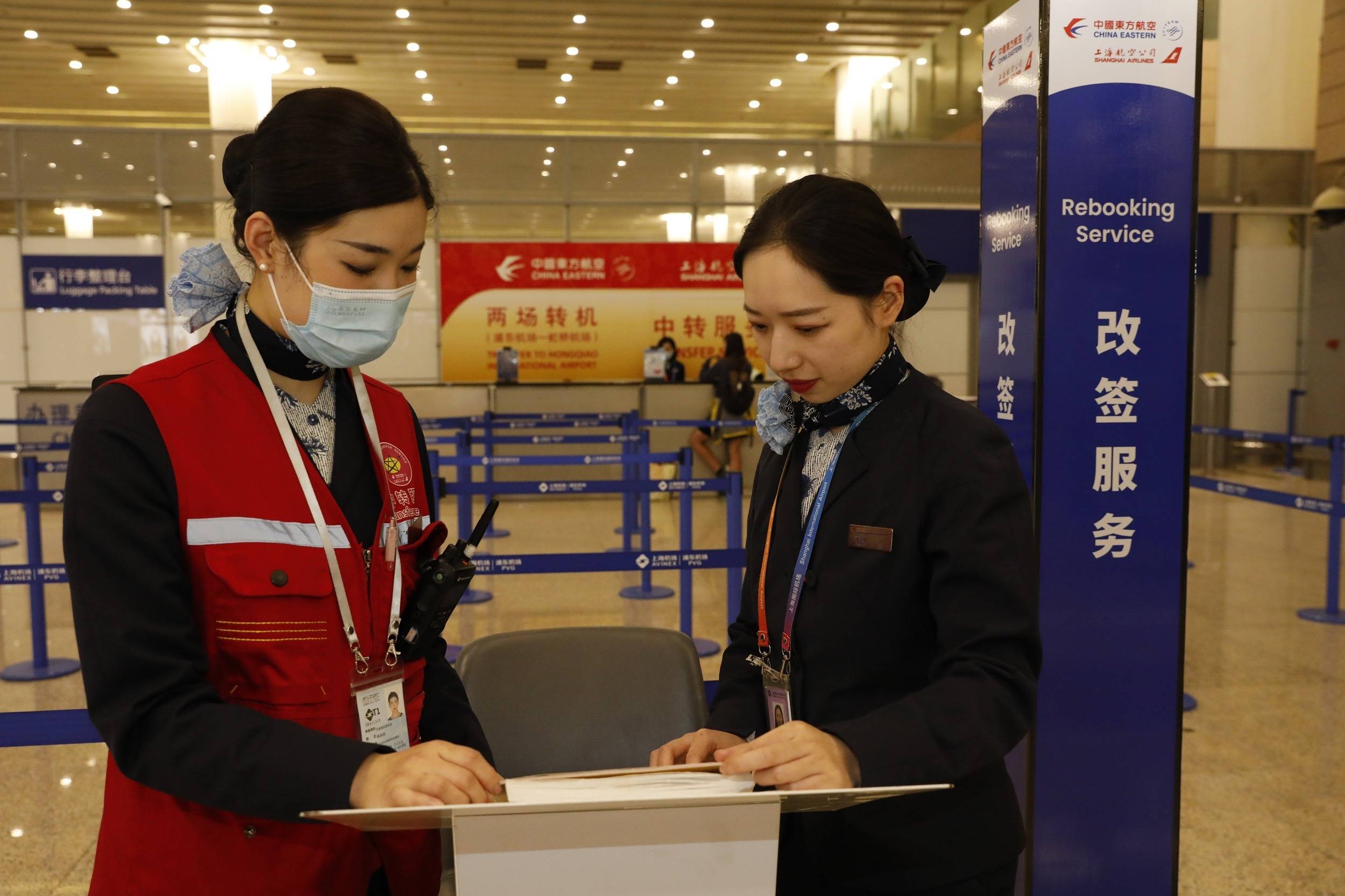 东航地服李昕蒙:五一假期,我们单日服务中转旅客超万人